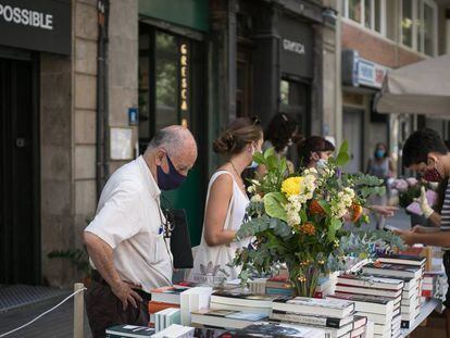 Una parada de Sant Jordi el passat 23 de juliol a la llibreria La impossible, a Barcelona.