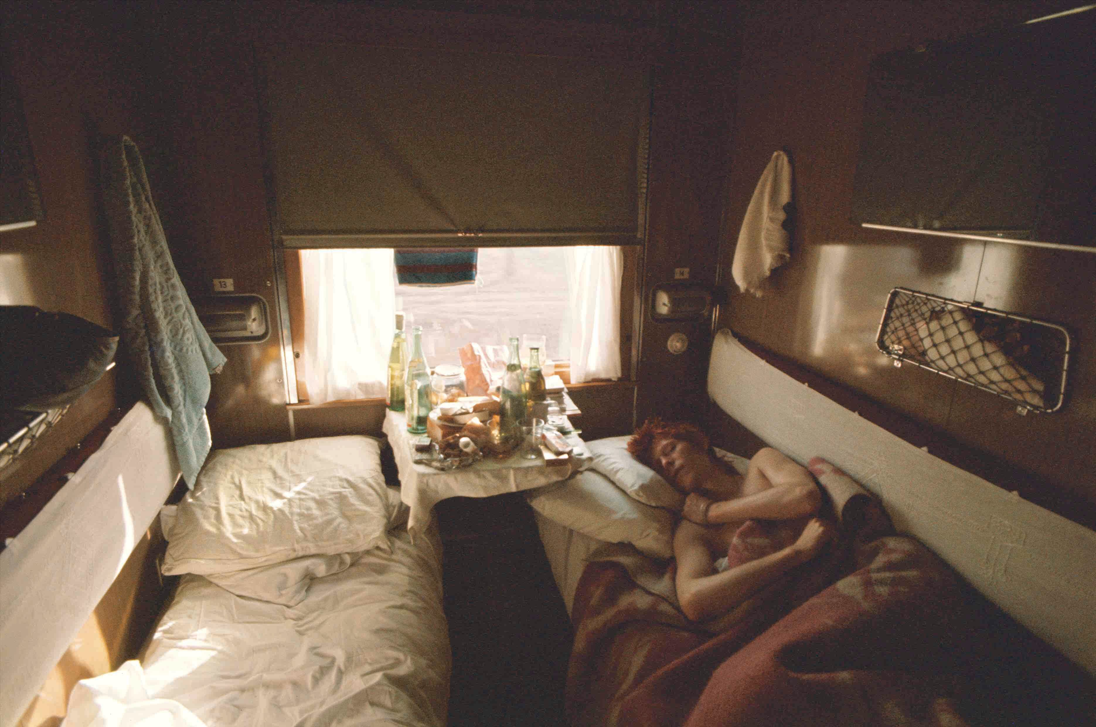 Bowie durmiendo la siesta en el tren transiberiano después de una fiesta. Era 1973.