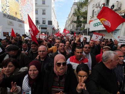 Manifestación sindical contra el Gobierno, el sábado en Túnez.