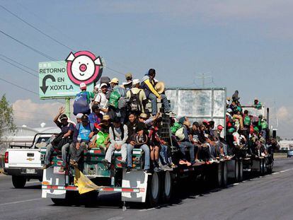 Integrantes de la caravana, a su paso por el Estado de Puebla.