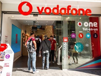 Clientes a las puertas de una tienda de Vodafone, en Barcelona.