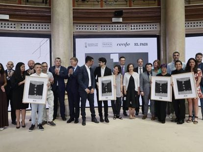 Foto de familia de los galardonados con los Premios Ortega y Gasset 2021 en el Palacio de las Comunicaciones de Valencia.