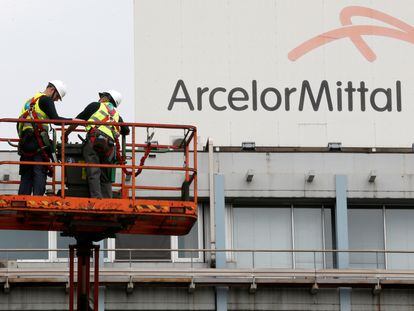 Obreros trabajando en la sede de ArcelorMittal en Bélgica