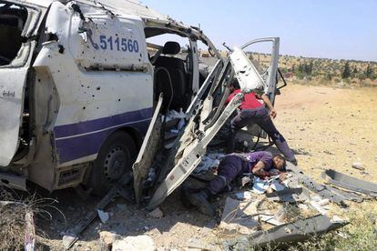 Un hombre busca una ambulancia para los sobrevivientes de un ataque aéreo por parte de las fuerzas gubernamentales sirias a la ciudad de Maaret al-Numan, en la provincia de Idlib, Siria. Los rescatistas sirios dicen que al menos dos ambulancias y varios otros civiles, entre ellos niños, murieron en ataques aéreos del gobierno en el último bastión rebelde en el país noroeste.