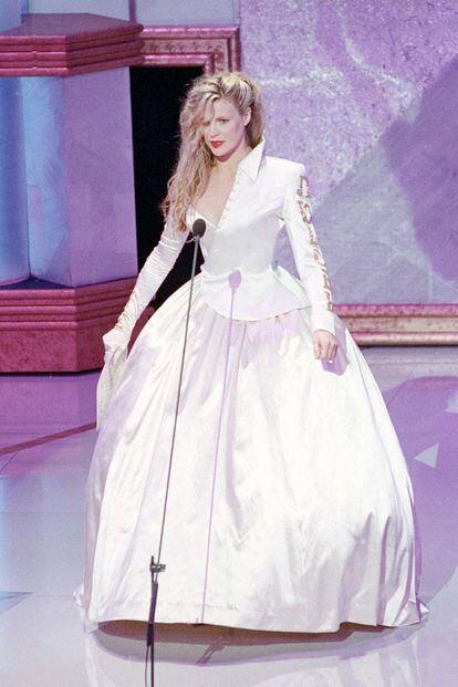 Kim Basinger no dejó a nadie indiferente con este singular vestido asimétrico y satinado que ella misma diseñó para la gala de 1990.