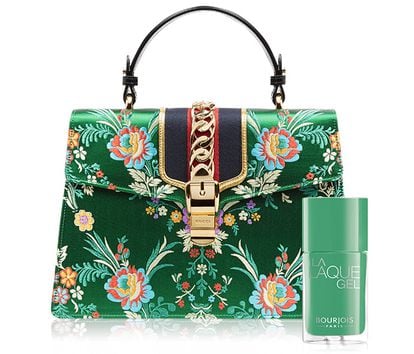 En el año del Greenery no podía faltar el verde refrescante para poner un poco de menta en la canícula estival. Laque Gel Charmenthe, de Bourjois, y bolso de asa corta de Gucci.