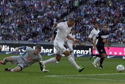 Benzema anota uno de sus goles ante el Hertha.