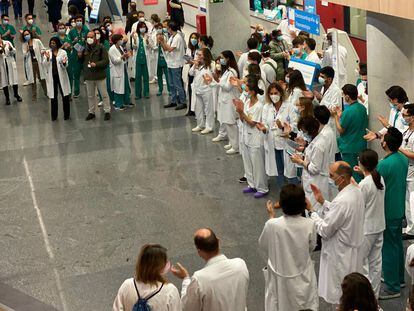 Médicos se concentran en el hospital Doce de Octubre para protestar por las oposiciones masivas, en una foto cedida por ellos.