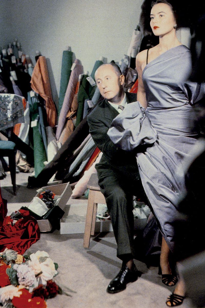 Christian Dior trabajando con la modelo Sylvie en el año 1948.