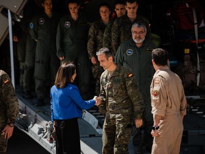 La ministra de Defensa, Margarita Robles, recibía este martes en la base de Torrejón al teniente coronel Juan José Pereda y a los demás militares que han participado en la evacuación de civiles de Sudán.