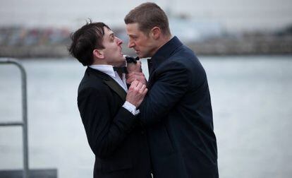 Cobblepot (Robin Taylor) y Gordon (Ben McKenzie) en el primer capítulo de 'Gotham'.
