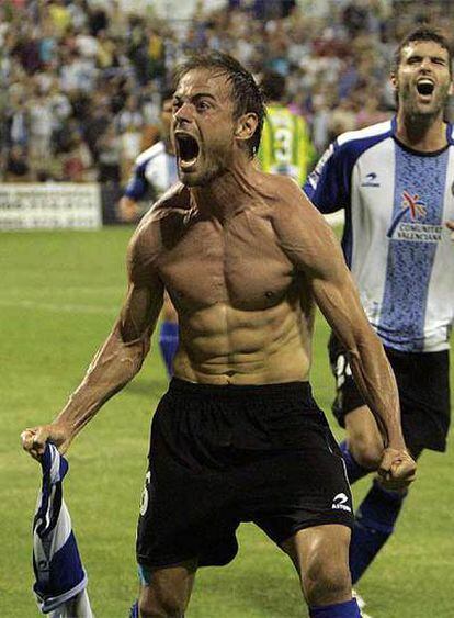 Farinós, sin camiseta, celebra un gol conseguido con el Hércules.