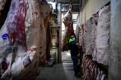 Un trabajador de una carnicería en el barrio de Liniers, Buenos Aires, este martes.
