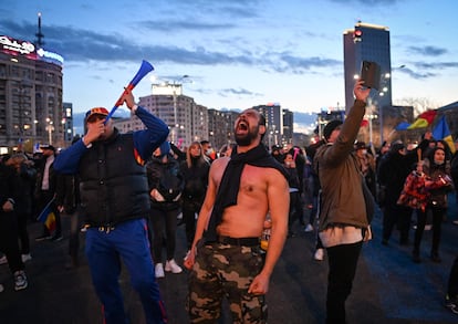 Protesta de este lunes en Bucarest contra las restricciones impuestas por la pandemia.