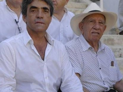 Victorino Martin, a la derecha, acompañado por su hijo.