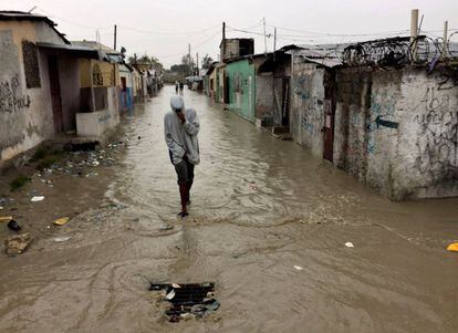 Un home camina pels carrers durant la tempesta, a Port-au-Prince (Haití).