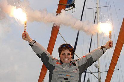 Ellen MacArthur celebra su récord, ayer en Falmouth.