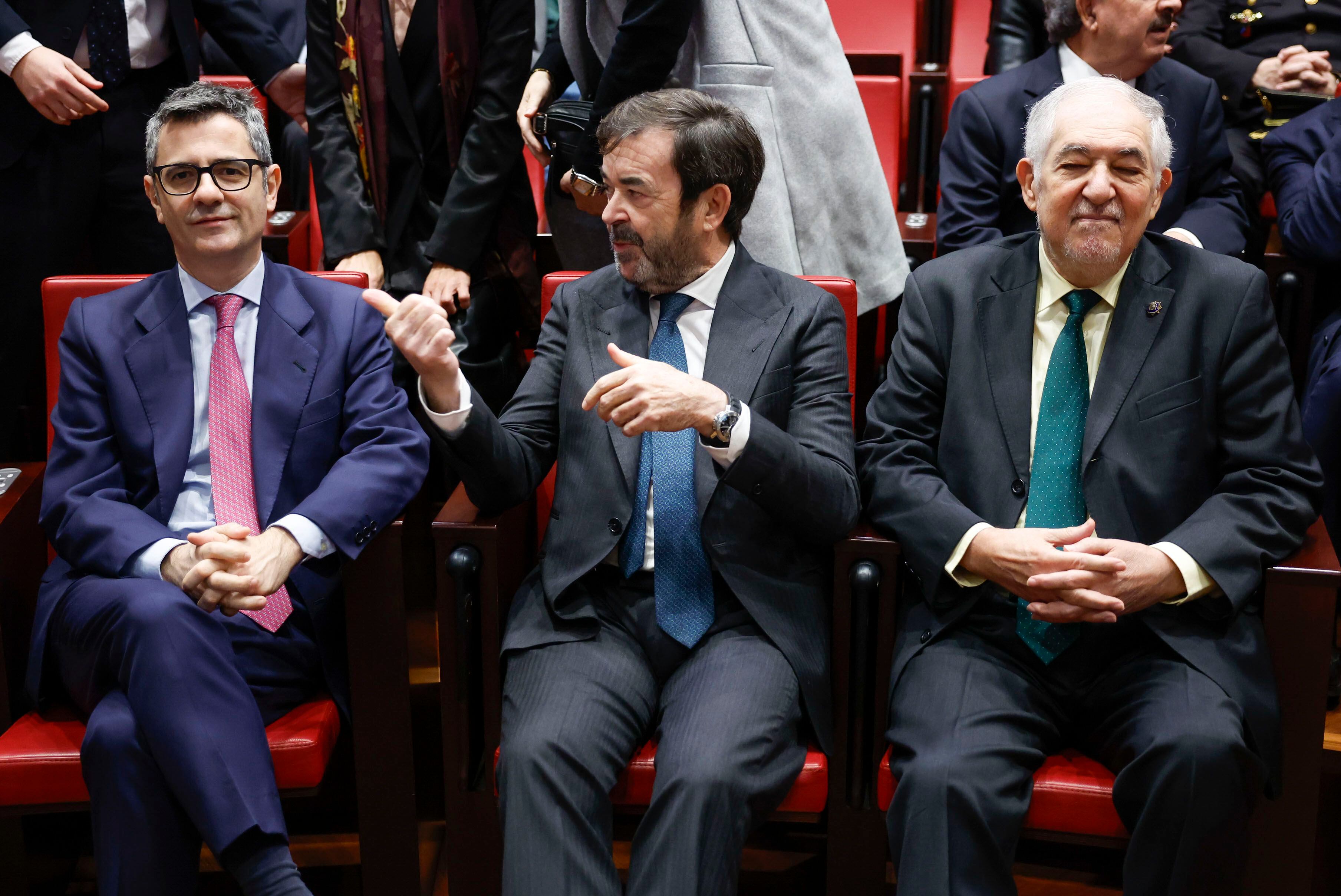 Desde la izquierda, el ministro de Presidencia, Félix Bolaños; el presidente del Consejo General del Poder Judicial, Vicente Guilarte, y el presidente del Tribunal Constitucional, Cándido Conde-Pumpido, en un acto en Madrid el 15 de diciembre.