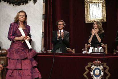 Carme Riera durante su ingreso a la RAE, a su izquierda el secretario de Estado de Cultura, José María Lasalle, y la Princesa Letizia.