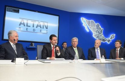 El entonces presidente Enrique Peña Nieto, con los directivos de la empresa Altán, en el lanzamiento de la Red Compartida en México
