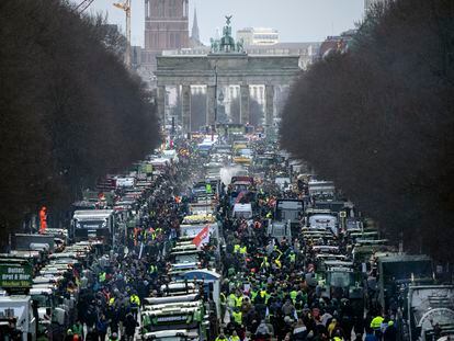 Cientos de agricultores protestan en Berlín el 15 de enero por la decisión del Gobierno alemán de acabar con algunas ayudas al campo como la subvención al diésel.