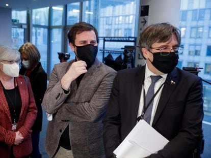 De izquierda a derecha, los exconsejeros de la Generalitat Clara Ponsatí y Antoni Comín y el expresidente catalán Carles Puigdemont antes de comparecer en la Comisión de Asuntos Jurídicos del Parlamento Europeo el pasado 14 de enero.