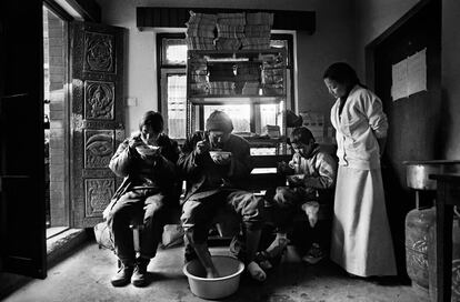 La enfermera tibetana Tenzin Yankyi en el Viejo Centro de Acogida en Katmandú (Nepal) atiende a tres niños recién llegados que sufren congelación después de cruzar el paso de Nangpa La, escapando de Tíbet.