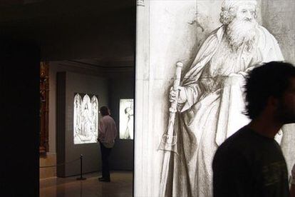 Visitantes a la exposición 'El Trazo Oculto', en el Museo del Prado.