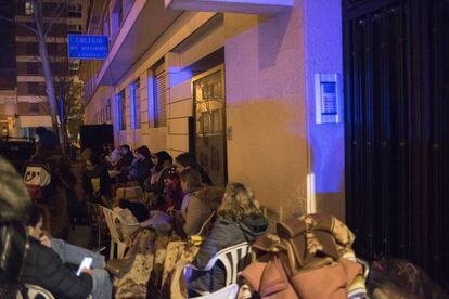 Decenas de padres hacen cola en la puerta del colegio Santa Bernardita de Madrid la noche del martes.