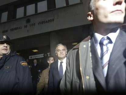 El vicesecretario de Estudios del PP, Esteban Gonz&aacute;lez Pons, a la salida de los juzgados de Plaza de Castilla en Madrid el 19 de marzo.