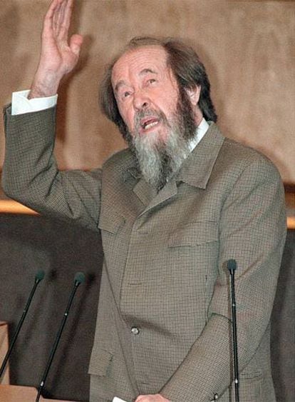 Alexander Solzhenitsyn, en una imagen de 1994 mientras ofrece un discurso ante la Duma Estatal, en Moscú