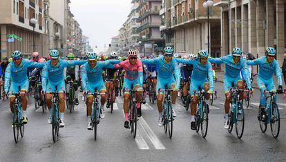 Vincenzo Nibali (c) celebra con su equipo la victoria en el Giro.