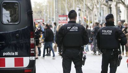 Mossos d&#039;Esquadra patrullan las calles de Barcelona, en una imagen de archivo.