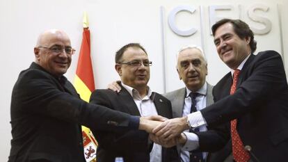 El presidente de Cepyme y vicepresidente de CEOE, Antonio Garamendi (derecha); el presidete del CES, Marcos Peña, el secretario de la federación de Industria de CC OO, Agustín Martín y el secretario general de Metal, Construcción y Afines (MCA-UGT), Carlos Romero, tras la firma oficial del primer convenio colectivo estatal de la industria, la tecnología y los servicios del metal que ha tenido lugar hoy en Madrid.