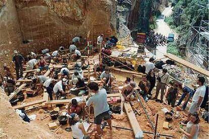 Un grupo de paleontólogos y antropólogos excava en el yacimiento de Gran Dolina, en la sierra de Atapuerca (Burgos).