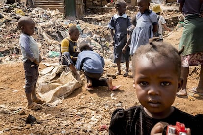 Entre 600.000 y un millón de personas, en su mayoría niños, residen en Kibera, el mayor 'slum' de Kenia.
