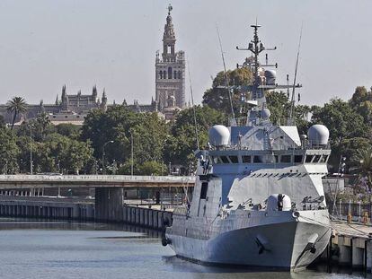 El Buque de Acción Marítima 'Audaz', atracado en el muelle de las Delicias de Sevilla.