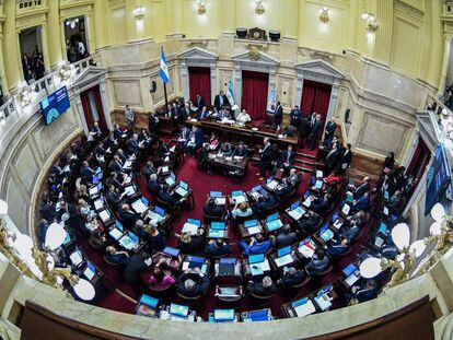 El Senado argentino discute la ley que anula la subida de tarifas, el miércoles.