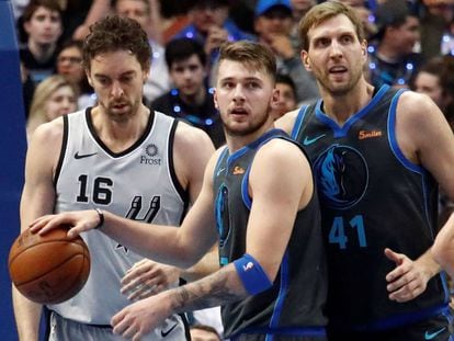 Doncic, entre Pau Gasol y Nowitzki en un Spurs-Mavericks.