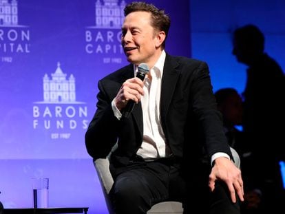 Elon Musk responde a las preguntas del empresario Ron Baron en su conferencia anual, en Nueva York, el 4 de noviembre.