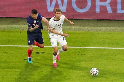 Müller, ante Lucas Hernández.