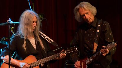 Patti Smith y Lenny Kaye en un concierto en Tulsa, Oklahoma, en mayo de 2022.