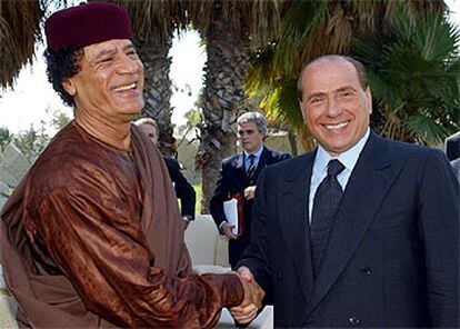 El líder libio, Muammar el Gaddafi, y el primer ministro italiano, Silvio Berlusconi, en 2002 en Trípoli.