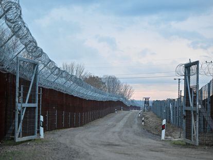 Valla fronteriza entre Hungría y Serbia, cerca del pueblo húngaro de Roszke, el 27 de noviembre.