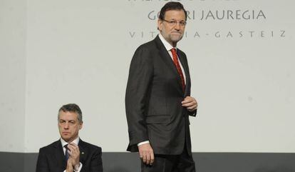 &Iacute;&ntilde;igo Urkullu y Mariano Rajoy en un acto sobre la memoria de las v&iacute;ctimas de ETA en Vitoria