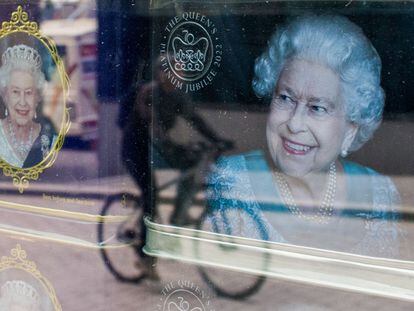 Un 'souvenir' en una tienda de Londres con motivo del Jubileo de Platino de la reina Isabel II, celebrado en junio de 2022.