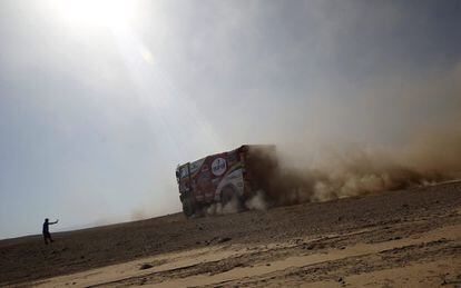 El piloto holandés Marcel Van Vliet del equipo MAN en acción durante la undécima etapa del Dakar.