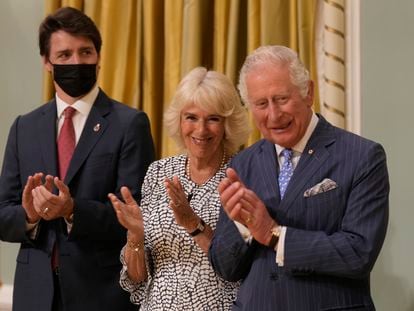 Justin Trudeau, primer ministro de Canadá; Camila, duquesa de Cornualles y Carlos, príncipe de Gales, durante su encuentro, este martes en Ottawa.
