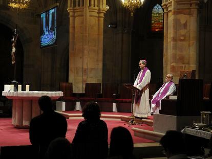 El obispo de Bilbao, Joseba Segura, preside una oración de perdón a las víctimas de abusos celebrada en la catedral de Santiago de la capital vizcaína.