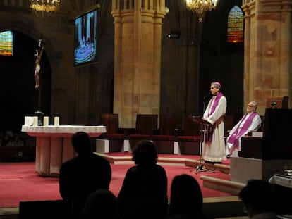 El obispo de Bilbao, Joseba Segura, preside una oración de perdón a las víctimas de abusos celebrada en la catedral de Santiago de la capital vizcaína.